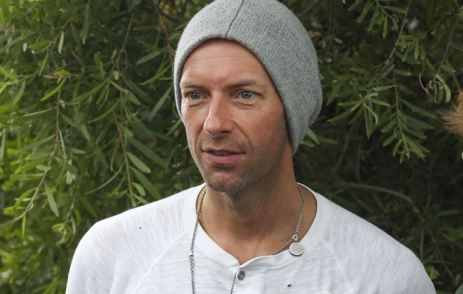 EXCLUSIVE: *NO DAILYMAIL ONLINE* Premium Exclusive Rates Apply - Call For Fees: Kissing Australia Goodbye! Coldplay's Chris Martin Kisses The Tarmac Before Boarding A Private Jet Flight To NZ, After Charming His Sydney Fans With An Impromptu Farewell Meet