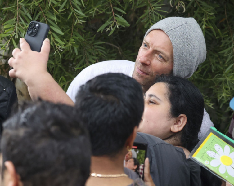 EXCLUSIVE: *NO DAILYMAIL ONLINE* Premium Exclusive Rates Apply - Call For Fees: Kissing Australia Goodbye! Coldplay's Chris Martin Kisses The Tarmac Before Boarding A Private Jet Flight To NZ, After Charming His Sydney Fans With An Impromptu Farewell Meet