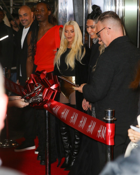 Christina Aguilera leads ribbon-cutting ceremony for H&amp;M in New York