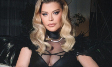 În blugi aproape inexistenți și cizme neon, direct pe plaja din Cannes. Loredana, ținta privirilor și a comentariilor