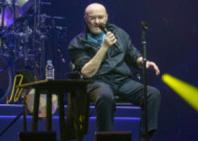 Phil Collins, apariție rară alături de fiul lui cel mic. Matthew are 21 de ani și este fotbalist în Austria
