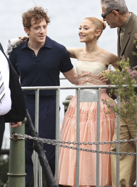 Ariana Grande și Ethan Slater