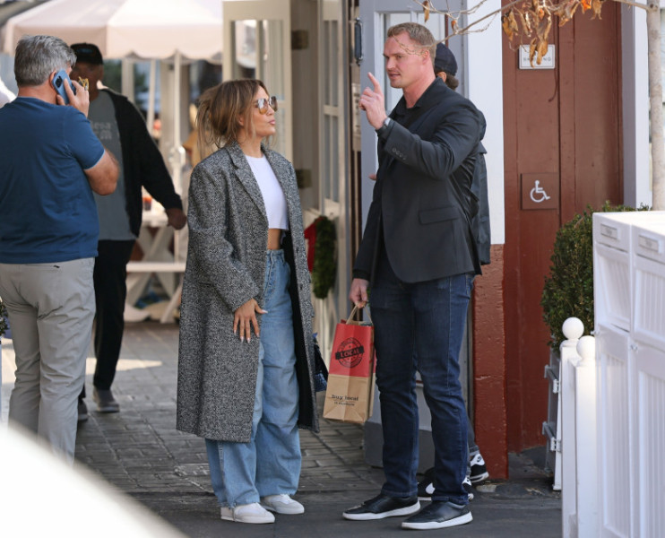 *EXCLUSIVE* Jennifer Lopez wraps up holiday shopping at Brentwood Country Mart