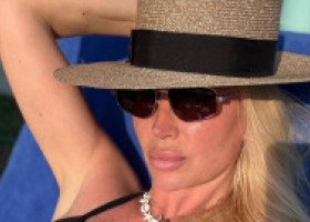Andreea Bănică, mândră de corpul ei natural, neatins de bisturiu. S-a filmat în costum de baie, din toate unghiurile: Port ce-mi place