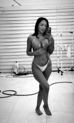 ruby in costum de baie, face plaja pe bloc (3)