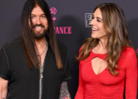Elizabeth Hurley, topită după Billy Ray Cyrus! S-au ținut de mână și au pozat îndrăgostiți la premiera „The Inheritance”