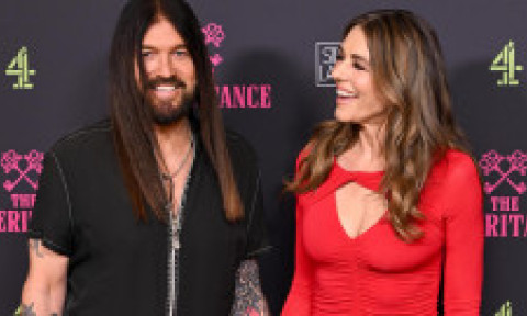 Elizabeth Hurley, topită după Billy Ray Cyrus! S-au ținut de mână și au pozat îndrăgostiți la premiera „The Inheritance”