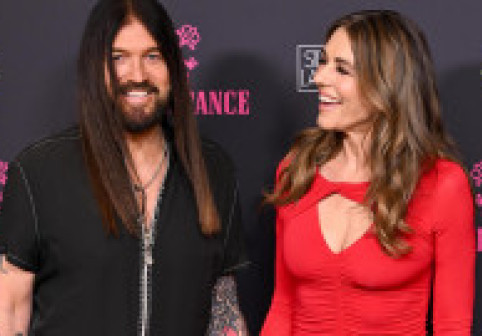 Elizabeth Hurley, topită după Billy Ray Cyrus! S-au ținut de mână și au pozat îndrăgostiți la premiera „The Inheritance”