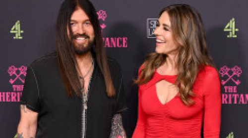Elizabeth Hurley, topită după Billy Ray Cyrus! S-au ținut de mână și au pozat îndrăgostiți la premiera „The Inheritance”