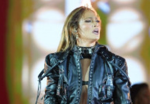 Jennifer Lopez, pe scenă într-un body decupat și jachetă de piele, o ținută ce i-a dus pe mulți cu gândul la Cher