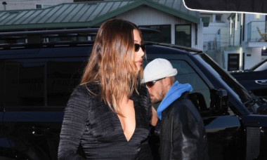 Hailey Bieber și-a arătat picioarele tonifiate și bronzate într-o rochie mini, în Santa Monica. Defilare ca pe podiumul de modă