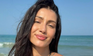 Alina Eremia și-a arătat bronzul într-o ținută de impact: o rochie din fâșii albastre pusă peste un costum de baie portocaliu aprins