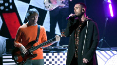 Fostul basist de la Maroon 5 divorțează la trei luni de la nuntă. Soția sa îl acuză de violență: „Era scos din minți, m-a abuzat fizic”