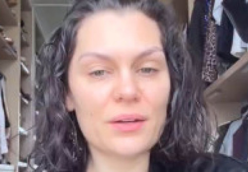 Jessie J spune că îi cade părul "îngrozitor" după mastectomie: "Încă simt destul de multă tensiune și durere". În iunie a fost operată