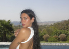 „Norocoasă”. Cum arată o petrecere organizată de Dua Lipa. Prieteni, dans până la 6 dimineața, costume de baie, mâncăruri delicioase