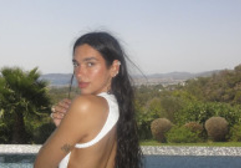 „Norocoasă”. Cum arată o petrecere organizată de Dua Lipa. Prieteni, dans până la 6 dimineața, costume de baie, mâncăruri delicioase