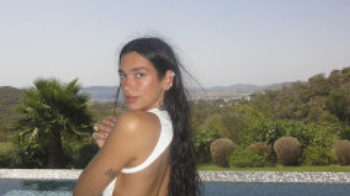 „Norocoasă”. Cum arată o petrecere organizată de Dua Lipa. Prieteni, dans până la 6 dimineața, costume de baie, mâncăruri delicioase