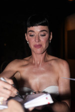 Katy Perry signs for fans in the Big Apple!