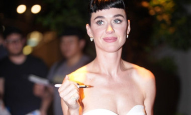 Katy Perry, siluetă tot mai subțire, într-o rochie mulată pe corp. A asortat o mini geantă, de aproape 28.000 euro, la cină în NYC