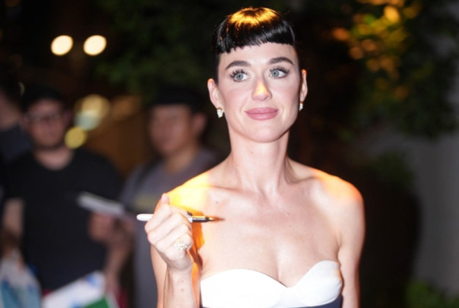 Katy Perry signs for fans in the Big Apple!