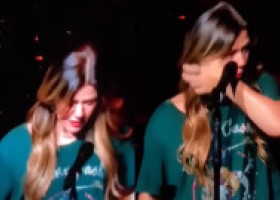 Kelly Clarkson, în lacrimi pe scenă, cu doar 12 zile înainte de moartea fostului soț, Brandon Blackstock: "Încerc să mă țin tare"