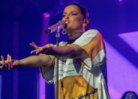 Nelly Furtado le "dă peste nas" celor care-i critică silueta. Ținuta curajoasă purtată pe scenă, combinată cu multă încredere în sine