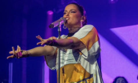 Nelly Furtado le "dă peste nas" celor care-i critică silueta. Ținuta curajoasă purtată pe scenă, combinată cu multă încredere în sine