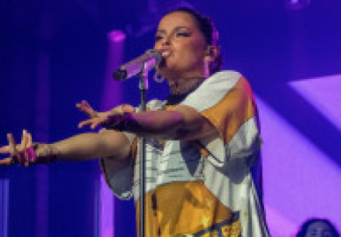Nelly Furtado le "dă peste nas" celor care-i critică silueta. Ținuta curajoasă purtată pe scenă, combinată cu multă încredere în sine