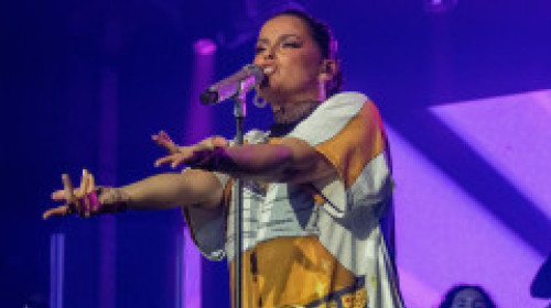 Nelly Furtado le "dă peste nas" celor care-i critică silueta. Ținuta curajoasă purtată pe scenă, combinată cu multă încredere în sine