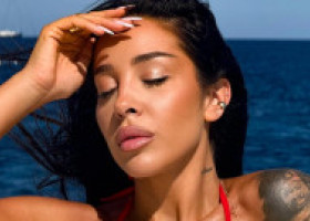"Miss Perfecțiune". Ștefania, apariție răvășitoare în vacanța pe barcă, în costum de baie roșu. Senzualitatea e punctul ei forte