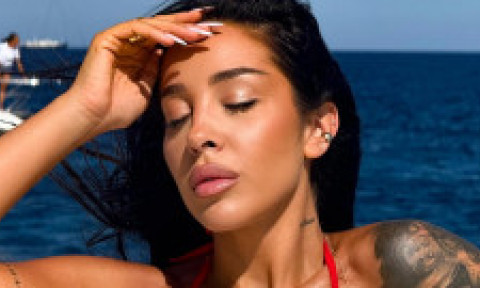 "Miss Perfecțiune". Ștefania, apariție răvășitoare în vacanța pe barcă, în costum de baie roșu. Senzualitatea e punctul ei forte