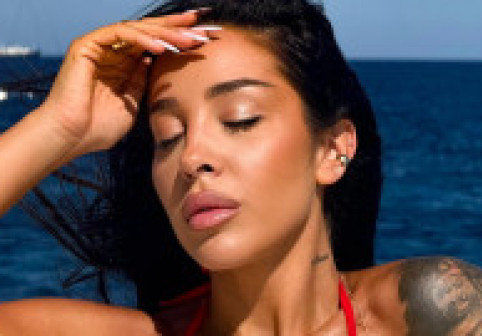 "Miss Perfecțiune". Ștefania, apariție răvășitoare în vacanța pe barcă, în costum de baie roșu. Senzualitatea e punctul ei forte
