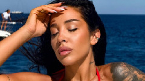 "Miss Perfecțiune". Ștefania, apariție răvășitoare în vacanța pe barcă, în costum de baie roșu. Senzualitatea e punctul ei forte