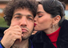 Selena Gomez, în costum de baie și cu voal prins în păr, la petrecerea burlăcițelor. Imaginile de peste 4 milioane de like-uri