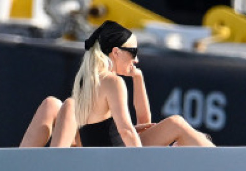 Lady Gaga, relaxare pe iaht, în costum de baie, alături de logodnic și prieteni. Și-a arătat tatuajele de pe spate și de pe coapse