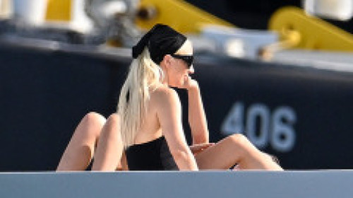 Lady Gaga, relaxare pe iaht, în costum de baie, alături de logodnic și prieteni. Și-a arătat tatuajele de pe spate și de pe coapse
