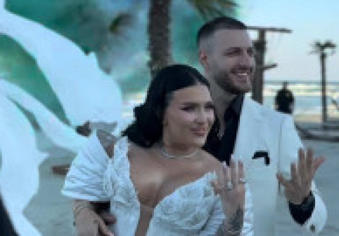 Oana Radu s-a căsătorit cu Șerban Balaban, toboșarul din trupa ei. Nuntă pe malul mării, emoții, mirii în alb, invitații în negru