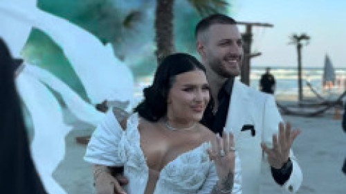 Oana Radu s-a căsătorit cu Șerban Balaban, toboșarul din trupa ei. Nuntă pe malul mării, emoții, mirii în alb, invitații în negru