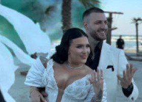 Oana Radu s-a căsătorit cu Șerban Balaban, toboșarul din trupa ei. Nuntă pe malul mării, emoții, mirii în alb, invitații în negru
