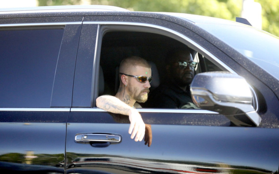 PREMIUM EXCLUSIVE Justin Bieber Sports Full Beard, Nose Ring, and Acne Sticker After Studio Session in Hollywood
