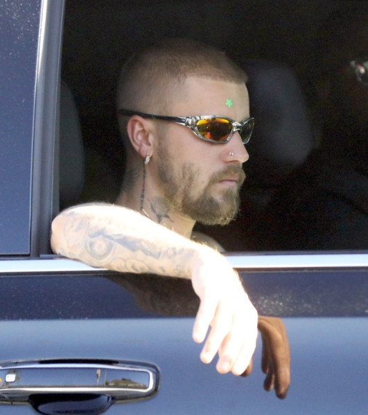 PREMIUM EXCLUSIVE Justin Bieber Sports Full Beard, Nose Ring, and Acne Sticker After Studio Session in Hollywood