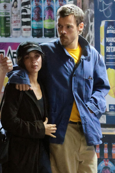 PREMIUM EXCLUSIVE: Harry Styles and Zoe Kravitz Confirm Romance as They Walk Arm in Arm on a Date Night in New York City.