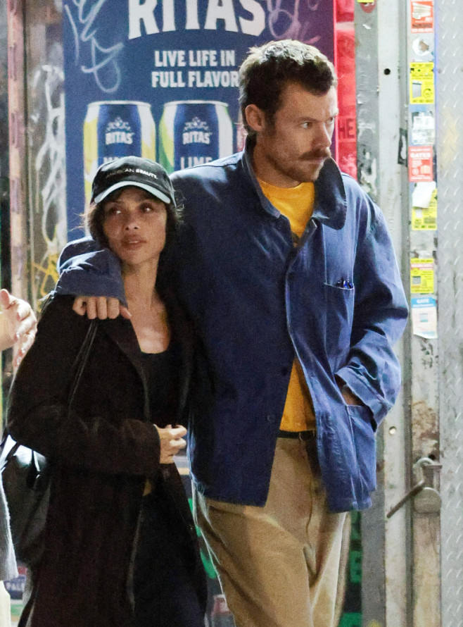 PREMIUM EXCLUSIVE: Harry Styles and Zoe Kravitz Confirm Romance as They Walk Arm in Arm on a Date Night in New York City.