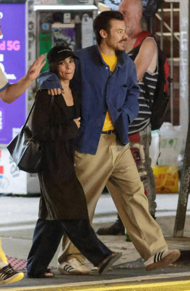 PREMIUM EXCLUSIVE: Harry Styles and Zoe Kravitz Confirm Romance as They Walk Arm in Arm on a Date Night in New York City.