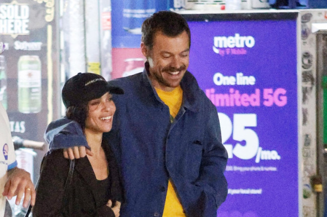 PREMIUM EXCLUSIVE: Harry Styles and Zoe Kravitz Confirm Romance as They Walk Arm in Arm on a Date Night in New York City.