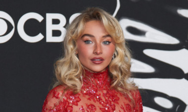 Sabrina Carpenter, dans în ploaie și ținută sumară pe scenă, rochie transparentă pe covorul roșu