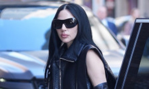 Lady Gaga, brunetă și cu părul lung. A atras toate privirile în pantaloni mulați și cizme cu tocuri imposibile, în NYC