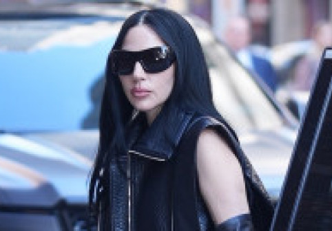 Lady Gaga, brunetă și cu părul lung. A atras toate privirile în pantaloni mulați și cizme cu tocuri imposibile, în NYC