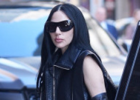 Lady Gaga, brunetă și cu părul lung. A atras toate privirile în pantaloni mulați și cizme cu tocuri imposibile, în NYC