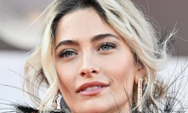 Nonconformistă și seducătoare. Paris Jackson, într-o spectaculoasă rochie de piele. Decolteul adânc i-a lăsat la vedere tatuajele